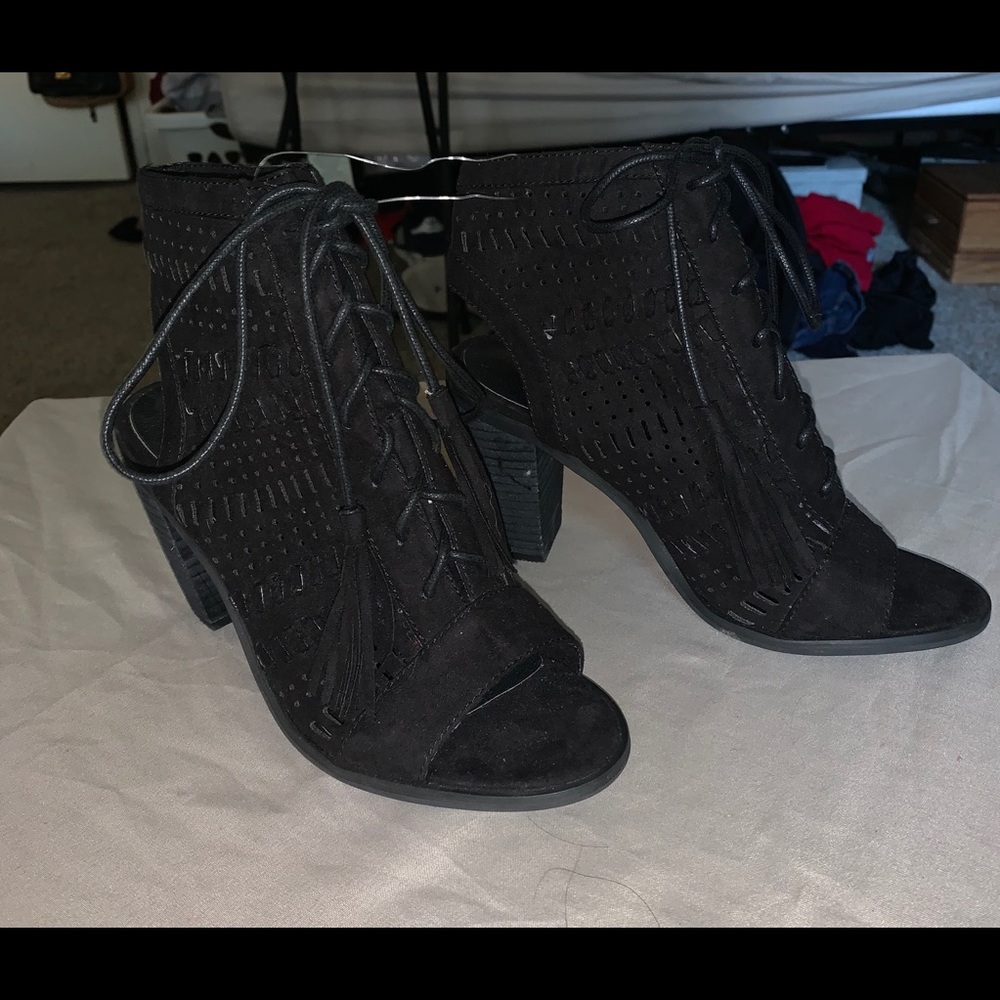 Lace up. No scratches. Good condition.